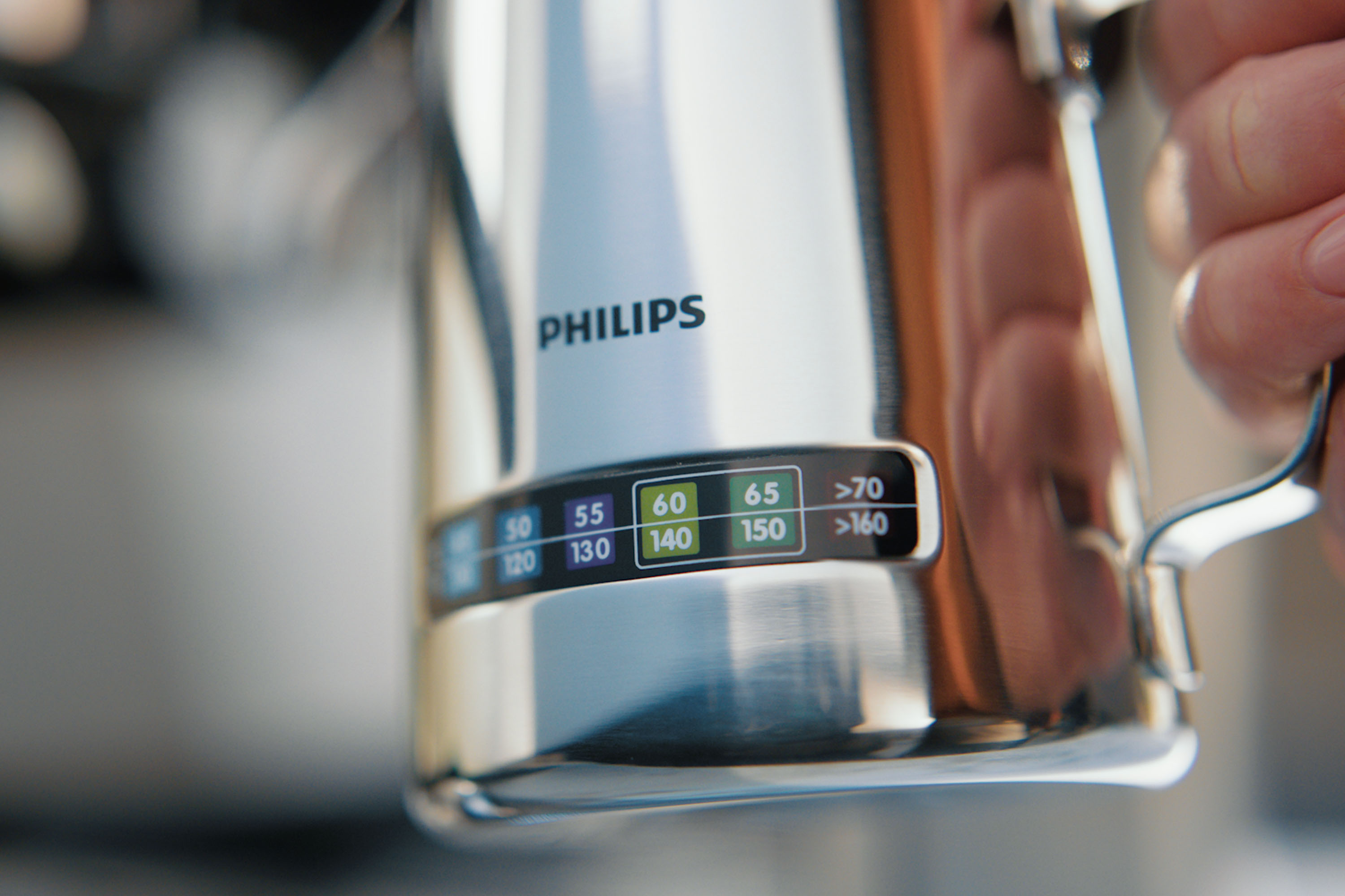 Разпенване на млякото в каната за мляко