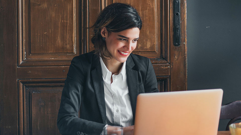 Тя просто намали разходите за телевизионни канали наполовина с информация от клиентите.